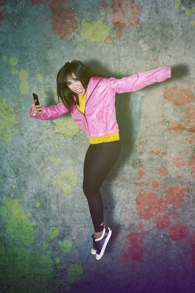 Dançarina Atraente Pulando Estúdio Enquanto Faz Foto Selfie Com Telefone — Fotografia de Stock