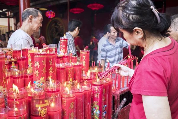 Jakarta Indonesia November 2018 Devotees Burning Incense Sticks Pray Chinese — Stock Photo, Image