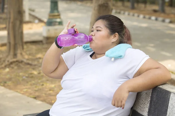 Portrait Fat Woman Drinking Water Doing Workout While Sitting Park — Stock Photo, Image