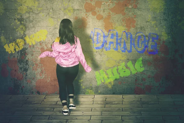Rückansicht Einer Hip Hop Tänzerin Mit Sweatshirt Die Studio Vor — Stockfoto