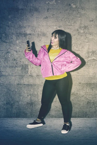 Retrato Una Bailarina Hip Hop Usando Teléfono Móvil Mientras Está —  Fotos de Stock