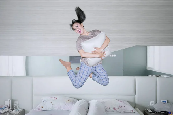 Mutlu Kadın Yatakta Atlama Sırasında Bir Yastık Sarılma Resim Evde — Stok fotoğraf