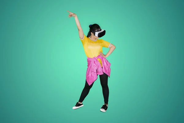 Giovane Ballerina Hip Hop Che Indossa Cuffie Realtà Virtuale Mentre — Foto Stock