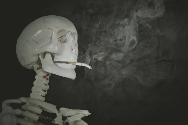 Gros Plan Crâne Humain Fumant Une Cigarette Avec Fond Sombre — Photo