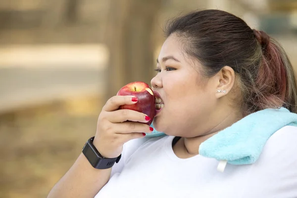 Primer Plano Mujer Obesa Mordiendo Una Manzana Roja Después Hacer — Foto de Stock