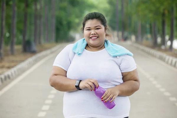 Picture Obese Woman Smiling Camera While Holding Bottle Water Road — Stock Photo, Image