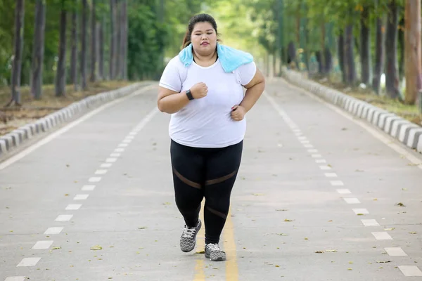 Porträt Einer Übergewichtigen Frau Sportbekleidung Beim Lauftraining Auf Der Straße — Stockfoto