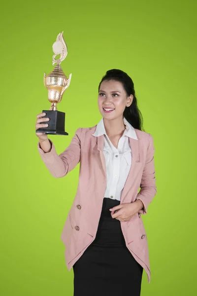 Retrato Mulher Negócios Bonita Parece Feliz Levantando Troféu Estúdio — Fotografia de Stock