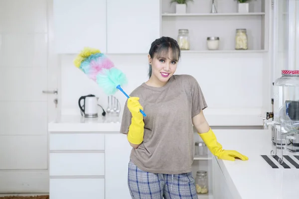 Güzel Bir Kadını Resmi Bir Toz Bezi Fırça Tutan Mutfakta — Stok fotoğraf