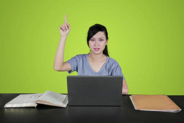 Hermosa Estudiante Levantando Mano Para Pedir Clase Con Ordenador Portátil — Foto de Stock