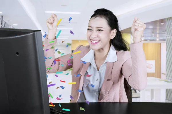 Kobieta Biznesu Wesoły Wyrażając Jej Zwycięski Patrząc Monitorze Komputera Konfetti — Zdjęcie stockowe