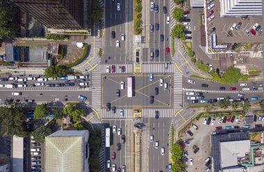 Jakarta - Endonezya. 10 Ekim 2018: Jakarta City yaya geçidi ile kavşak üzerinde aracın üstten görünüm