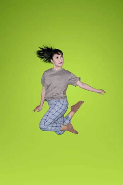 Jonge Aziatische Vrouw Dansen Springen Met Casual Kleding Studio Groene — Stockfoto