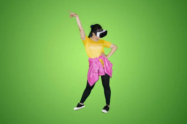 Молодая Женщина Танцует Гарнитурой Виртуальной Реальности Студии Зеленом Фоне Экрана — стоковое фото