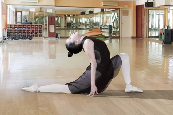 Vista Laterale Della Giovane Ballerina Che Indossa Tutù Nero Mentre — Foto Stock