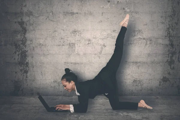 Fiatal Balerina Visel Öltönyt Miközben Dolgozik Laptop Tánc Stúdióban — Stock Fotó