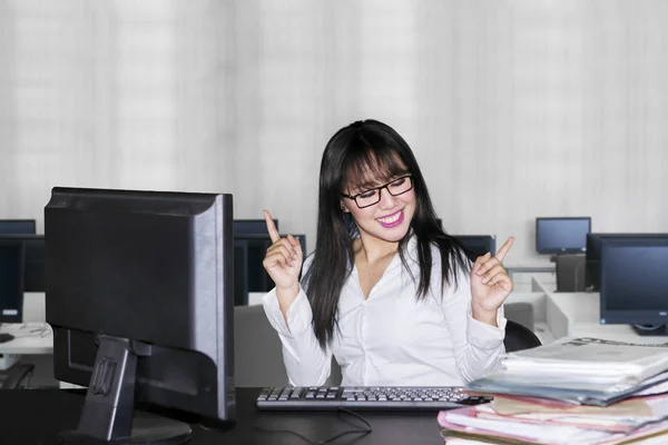 Joven Mujer Negocios Expresando Feliz Después Hacer Exceso Trabajo Oficina —  Fotos de Stock