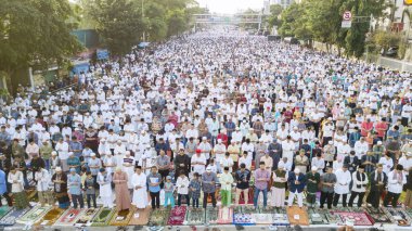 Jakarta - Endonezya. 07 Kasım 2018: Hava görünümünü kalabalık Asya Müslüman Eid Al Bayramı dua sırasında caddenin Jakarta, Endonezya