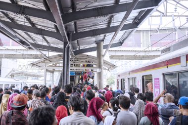 Jakarta - Endonezya. 09 Kasım 2018: Jakarta, Endonezya banliyö treni varış bekleyen kalabalık insan