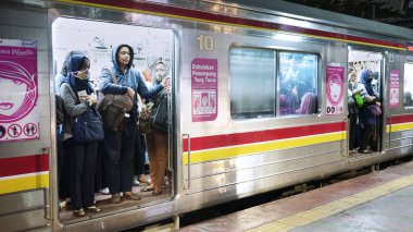 Jakarta - Endonezya. 09 Kasım 2018: bayanlar özel tren tren kapının yanında duran kadın yolcu kalabalık