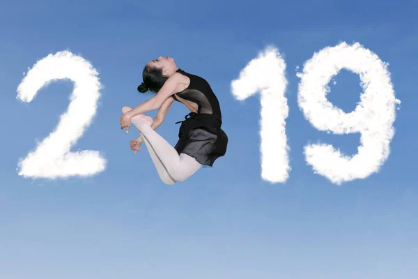 Foto Bailarina Asiática Saltando Con Número Forma Nubes 2019 Cielo — Foto de Stock