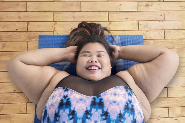 Top View Asian Obese Woman Wearing Sportswear While Doing Crunches — Stock Photo, Image