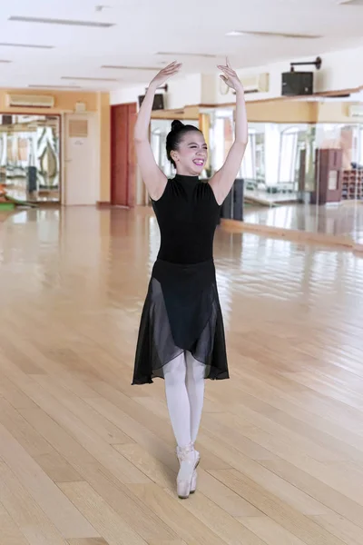 Asyalı Kadın Portresi Bir Bale Sınıfta Zarif Poz Ile Dans — Stok fotoğraf