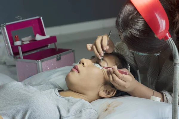 Imagen Ojos Mujer Asiática Durante Tratamiento Extensión Pestañas Salón Belleza —  Fotos de Stock