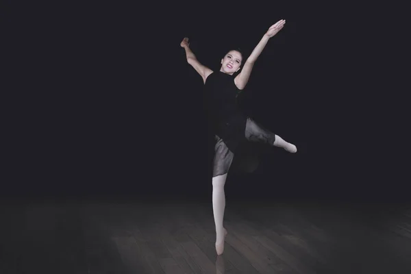 Зображення Красивої Балерини Танцює Темному Фоні — стокове фото