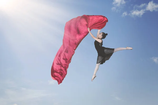 Imagem Bailarina Dançando Com Tecido Vermelho Enquanto Salta Céu Azul — Fotografia de Stock