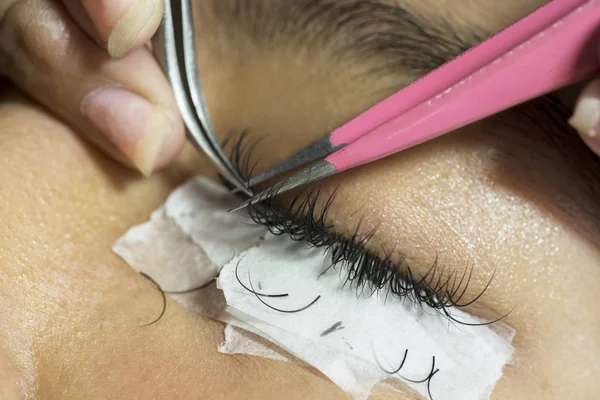 Beautician Removing Eyelash Her Patient Undergoing Artificial Lash Treatment — Stock Photo, Image