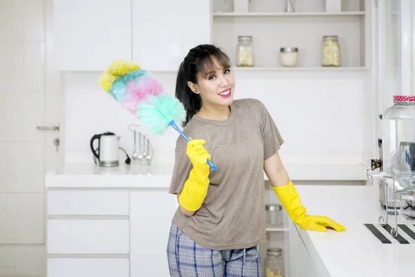 Imagen Hermosa Ama Casa Está Sosteniendo Cepillo Plumero Pie Sala —  Fotos de Stock