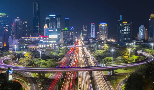 Jakarta, Endonezya - 09 Kasım 2018: Güzel sahne telaşlı yolda geceleri ışık parlak ile Semanggi yol kavşağı