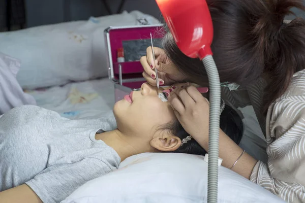 Afbeelding Van Mooie Vrouw Doen Wimper Extensie Behandeling Beauty Salon — Stockfoto