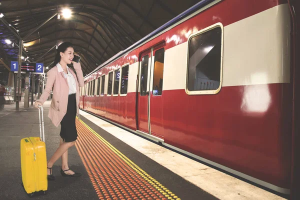 Tren Istasyonunda Bir Bavul Tutarken Bir Cep Telefonu Konuşma Kafkas — Stok fotoğraf