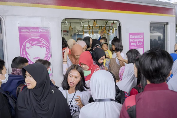 Jakarta Indonesia Noviembre 2018 Pasajeros Abarrotados Entrando Trenes Exclusivos Para — Foto de Stock