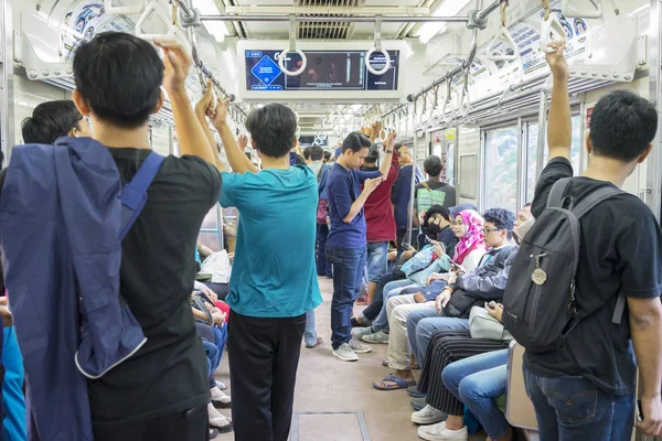 Jakarta Indonesia Novembre 2018 Persone Affollate Piedi Sedute Treno Girato — Foto Stock