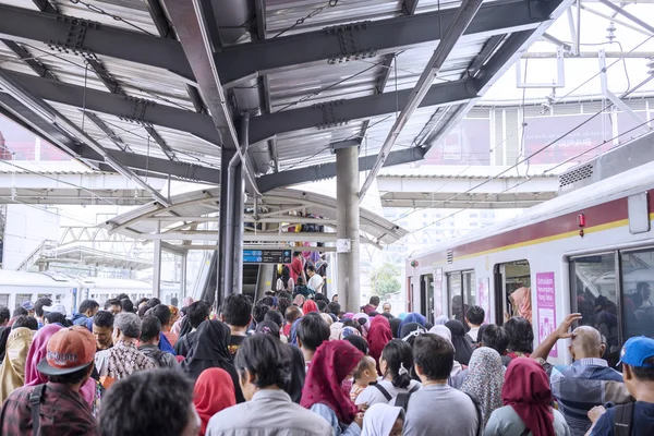 Jakarta Indonésia Novembro 2018 Pessoas Lotadas Esperando Chegada Trem Jacarta — Fotografia de Stock