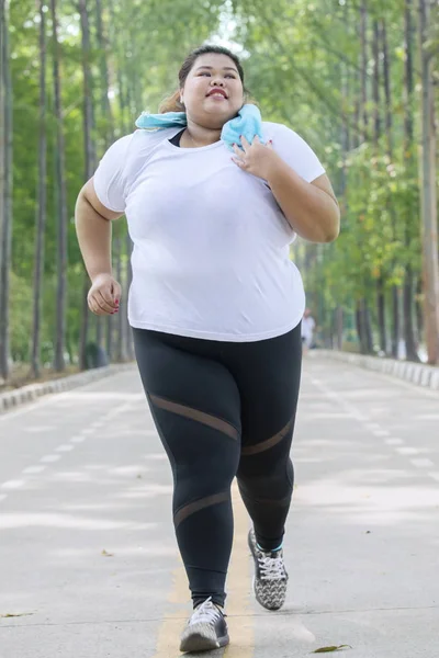 Şişman Bir Kadın Koşucu Tam Uzunlukta Yolda Bir Egzersiz Yaparken — Stok fotoğraf