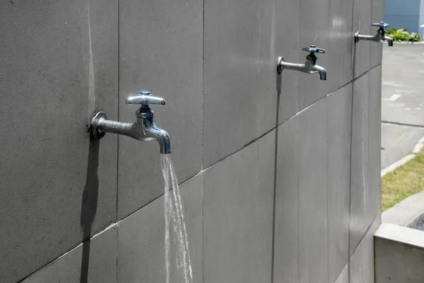 Faucet Water Flow Wall Building Shot Outdoors — Stock Photo, Image