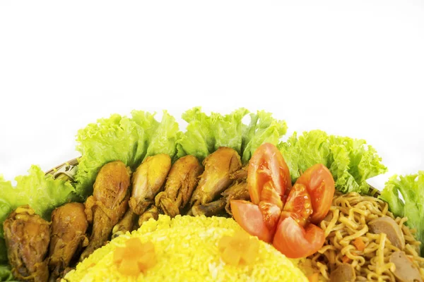 Tampilan Atas Ayam Goreng Dan Mie Dengan Nasi Kuning Atas — Stok Foto