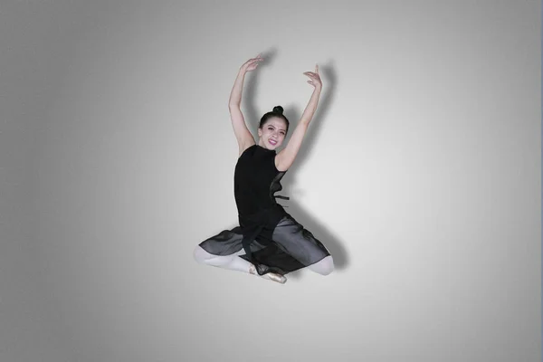 Imagem Uma Dançarina Balé Feminina Feliz Realizando Salto Elegante Estúdio — Fotografia de Stock
