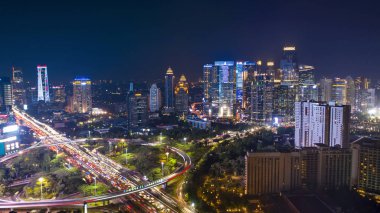 Jakarta, Endonezya - 09 Kasım 2018: Downtown modern ofis binaları ve gece Semanggi Otoban kavşağı ile Jakarta üstten görünüm