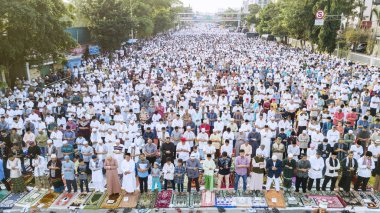 Jakarta - Endonezya. 07 Kasım 2018: Havadan görünümü Müslüman insanlar Eid Al Bayramı dua sırasında caddenin Jakarta, Endonezya
