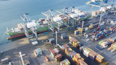 Jakarta - Endonezya. 07 Kasım 2018: Tanjung priok endüstriyel bağlantı noktası konteyner gemileri havadan görünümü