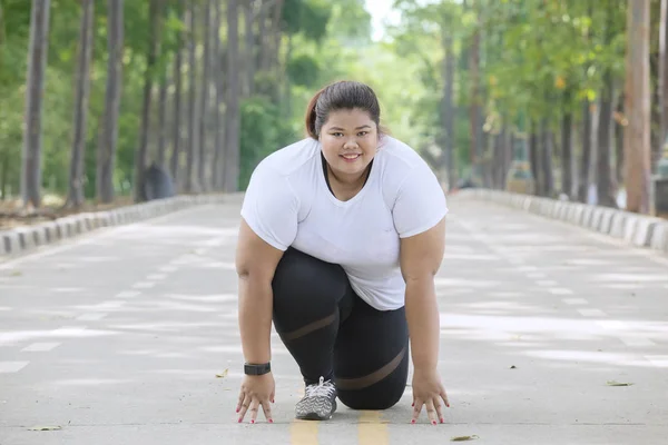 Imagen Mujer Gorda Feliz Lista Para Correr Mientras Arrodilla Camino — Foto de Stock