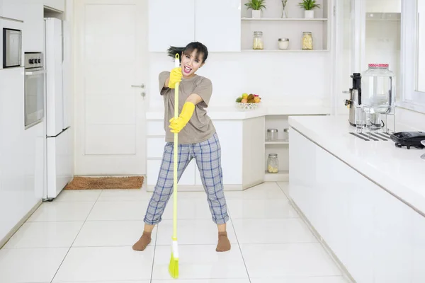 Foto Van Gelukkig Huishoudster Dansen Met Een Bezem Terwijl Keuken — Stockfoto