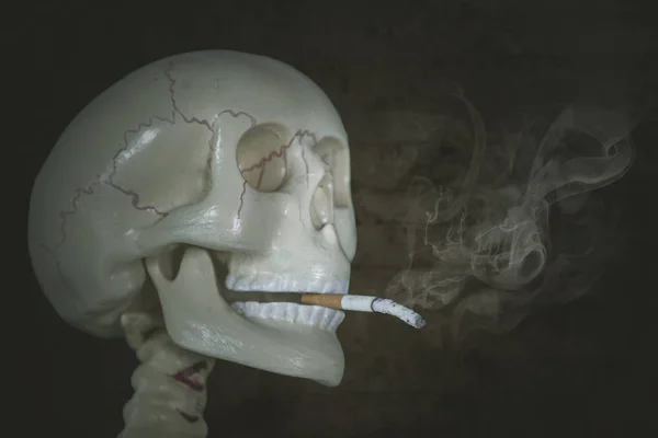 Gros Plan Crâne Humain Brûlant Une Cigarette Avec Fond Noir — Photo