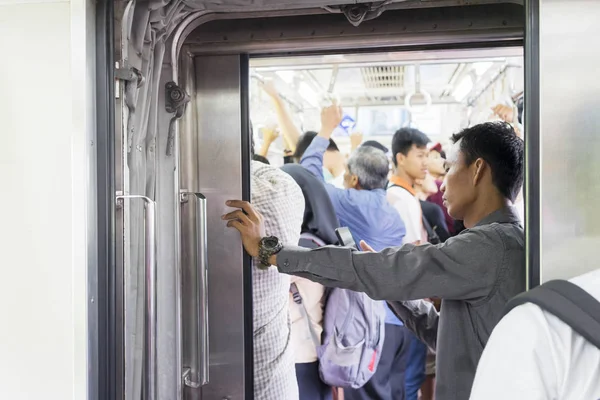 Jakarta Indonésia Novembro 2018 Homem Passageiro Usando Telefone Celular Trem — Fotografia de Stock