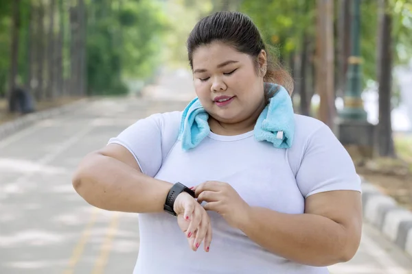 Imagem Uma Mulher Obesa Usando Seu Smartwatch Antes Fazer Uma — Fotografia de Stock